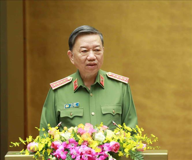 Đặt nhân tố con người, an ninh con người làm trung tâm của mọi hoạt động